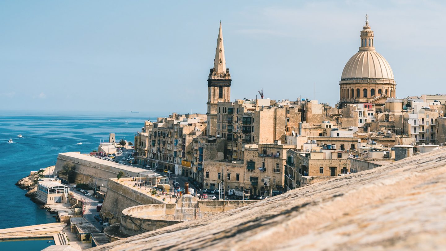 Panoramablick auf Valletta mit der markanten Kuppel der Prokathedrale St. Paul am Meer