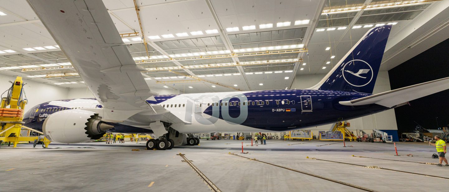 Lufthansa Boeing 787-9 in 100-Jahre-Sonderlackierung in einer großen Werfthalle