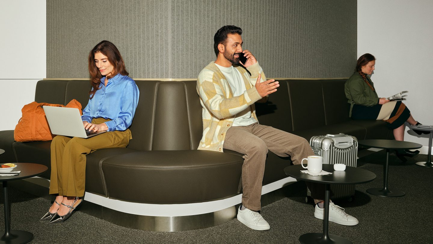Gäste entspannen oder arbeiten im ruhigen Rückzugsbereich der Lufthansa Lounge