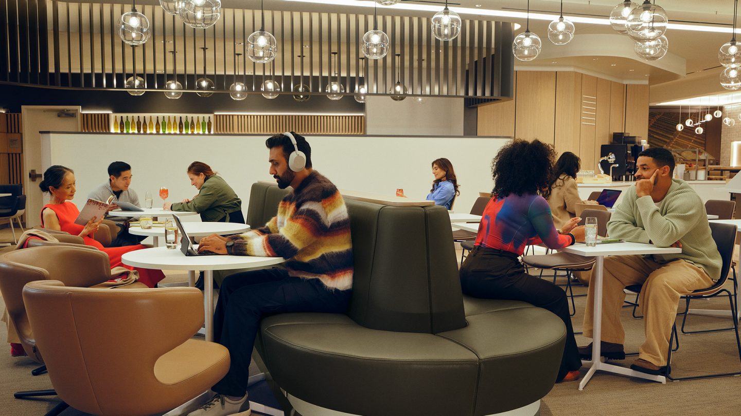 Gäste nutzen den offenen Arbeitsbereich in der Lufthansa Lounge