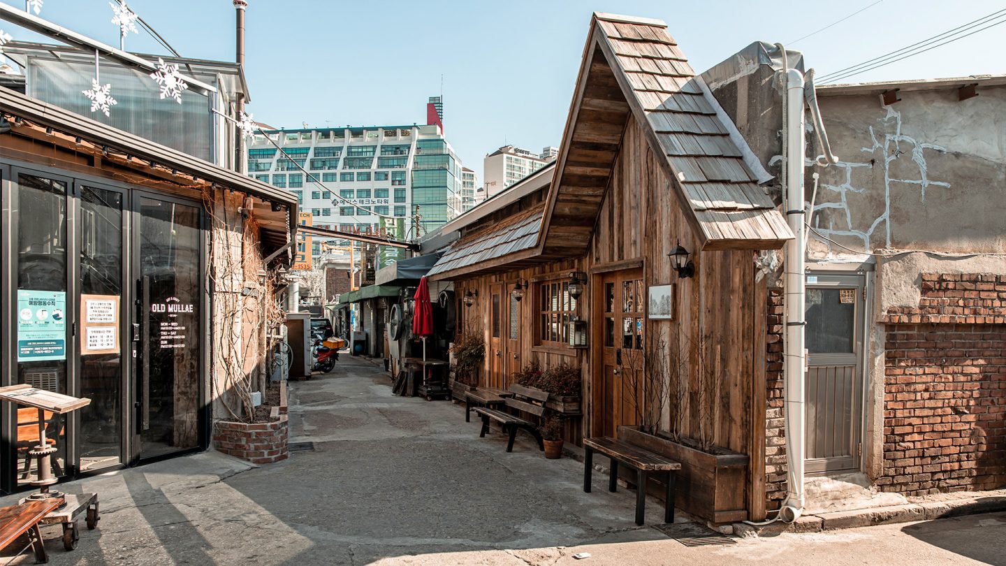 Gasse mit kleinen Holzhäusern im retro-modernen Stil in Seoul
