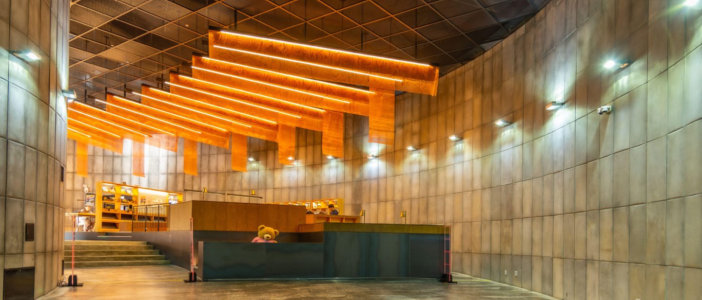 Betonhalle mit Holzdeckenlicht im modernen Kulturzentrum in Seoul