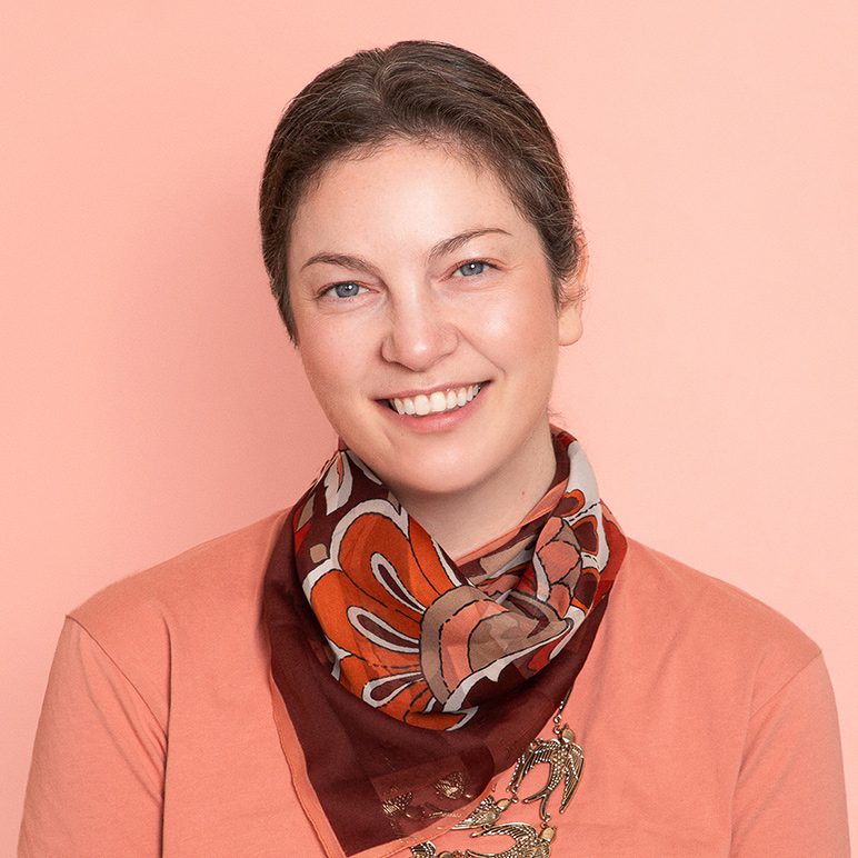 Porträt von Hallie Bradley mit Halstuch vor rosa Hintergrund