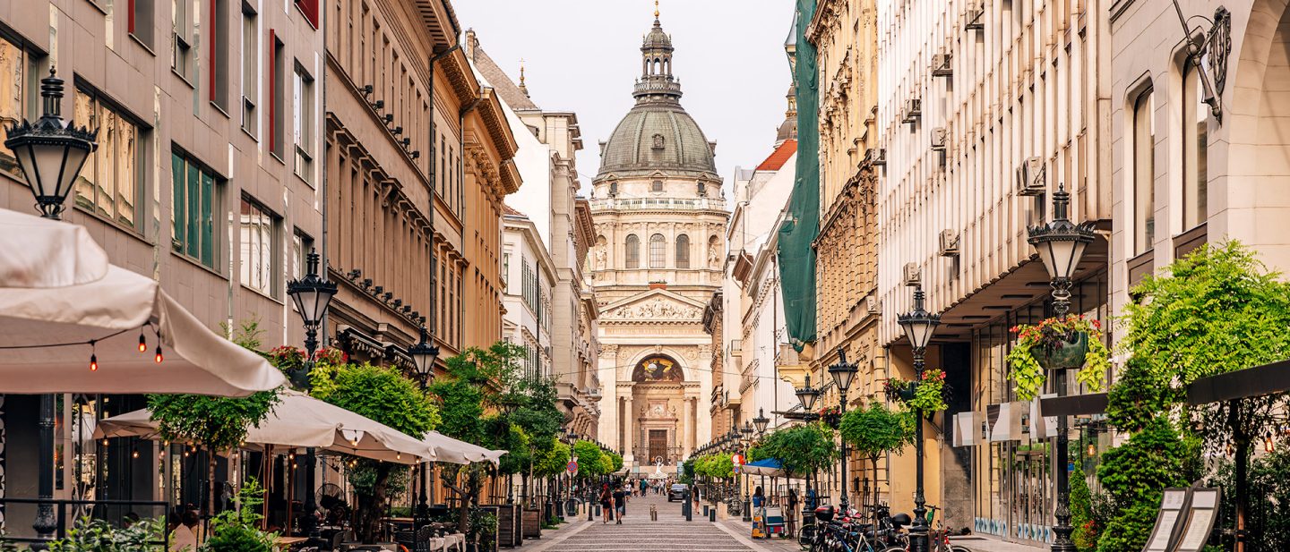 Blick auf die St.-Stephans-Basilika entlang einer Caféstraße