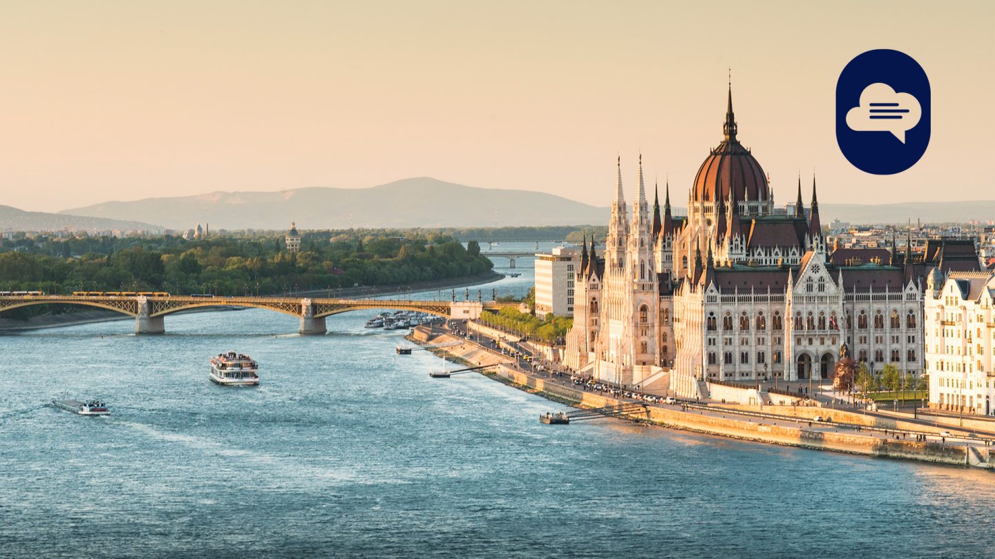 Parlamentsgebäude von Budapest an der Donau im Abendlicht