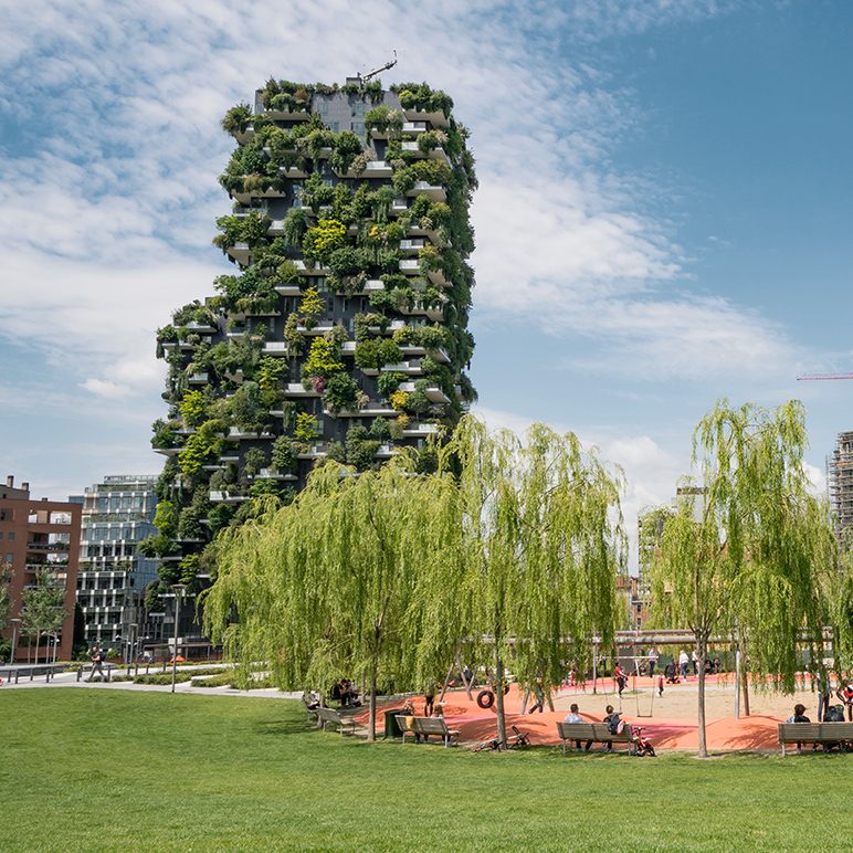 Grüne Hochhausfassade des Bosco Verticale in Mailand