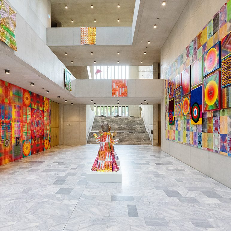 Buntes Atrium mit moderner Kunst im Kunsthaus Zürich