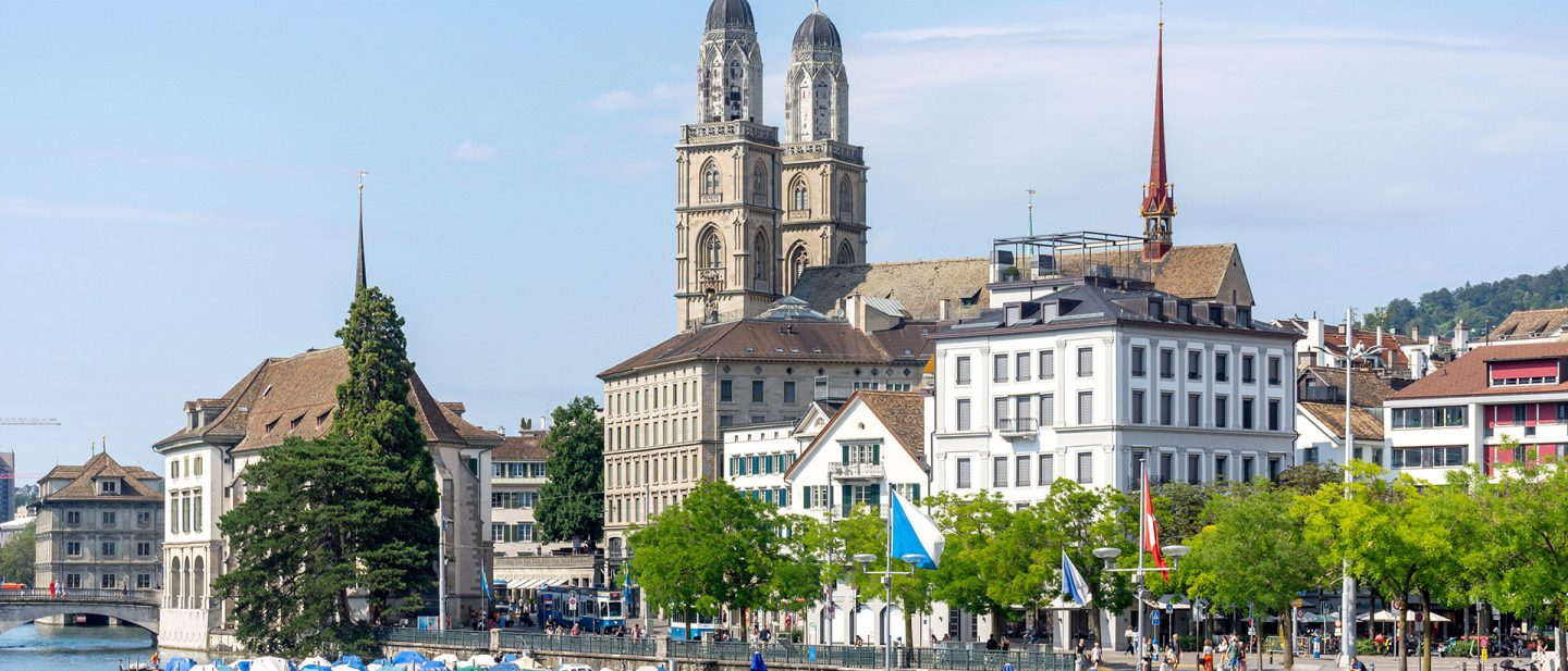 Blick auf Zürich mit Grossmünster und Limmat im Sommer
