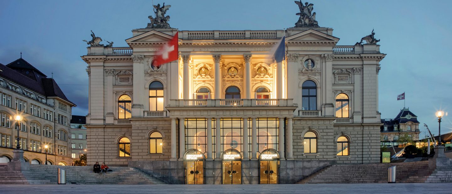 Das Opernhaus Zürich bei Abenddämmerung mit Beleuchtung