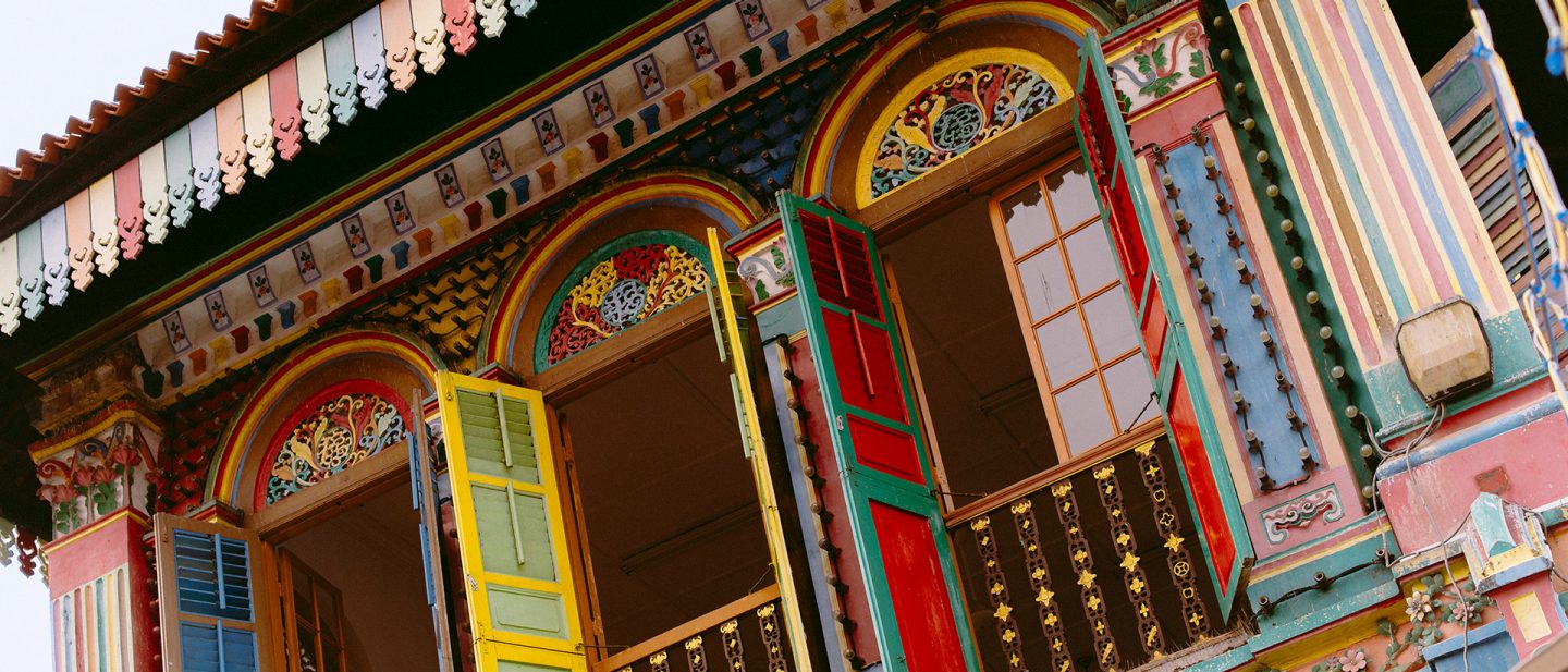 Nahaufnahme der farbenfrohen Fensterläden und Fassadendetails eines Hauses in Singapur