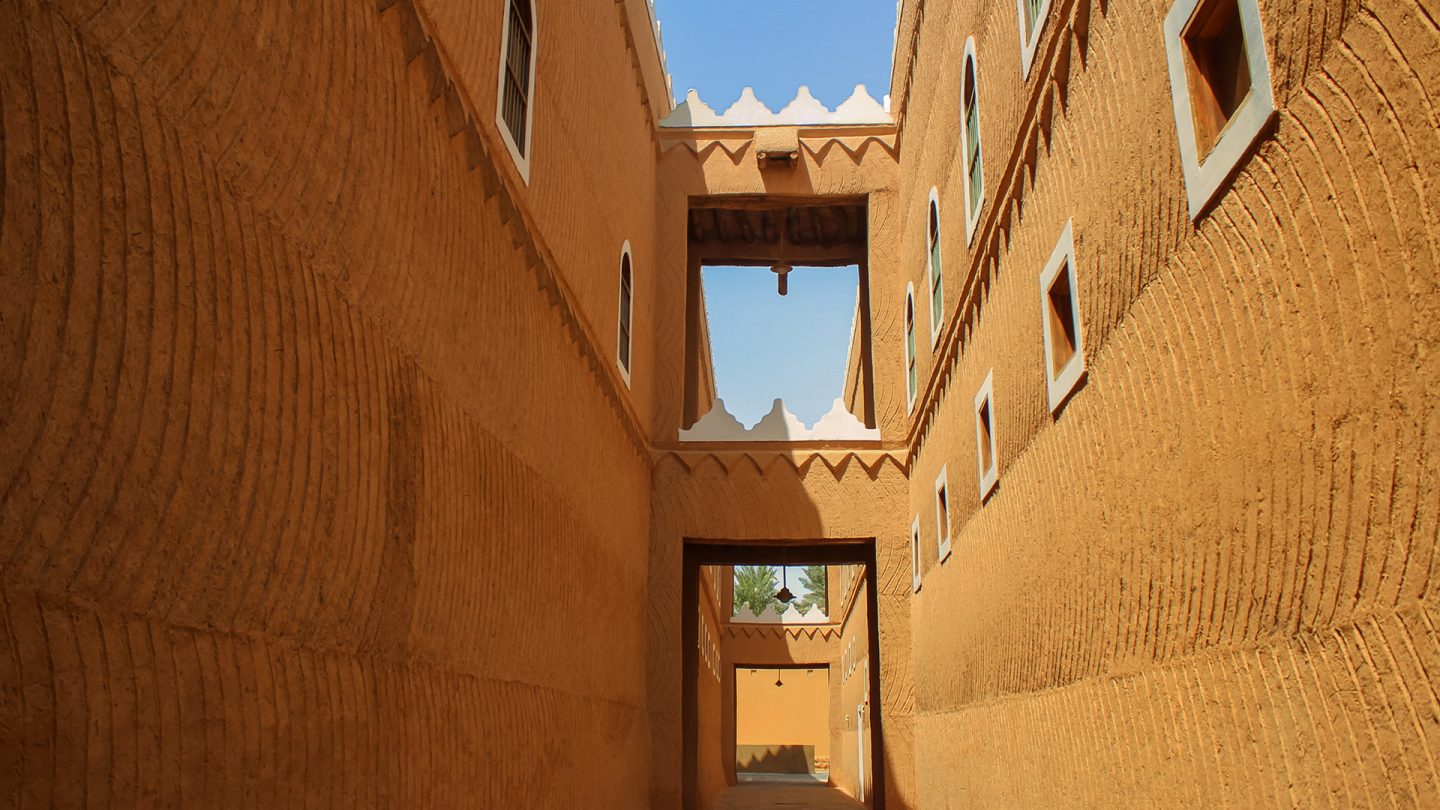 Traditionelle Lehmarchitektur im Al-Murabba-Palast in Riad, Saudi-Arabien, mit hohen sandfarbenen Wänden und kunstvollen geometrischen Mustern