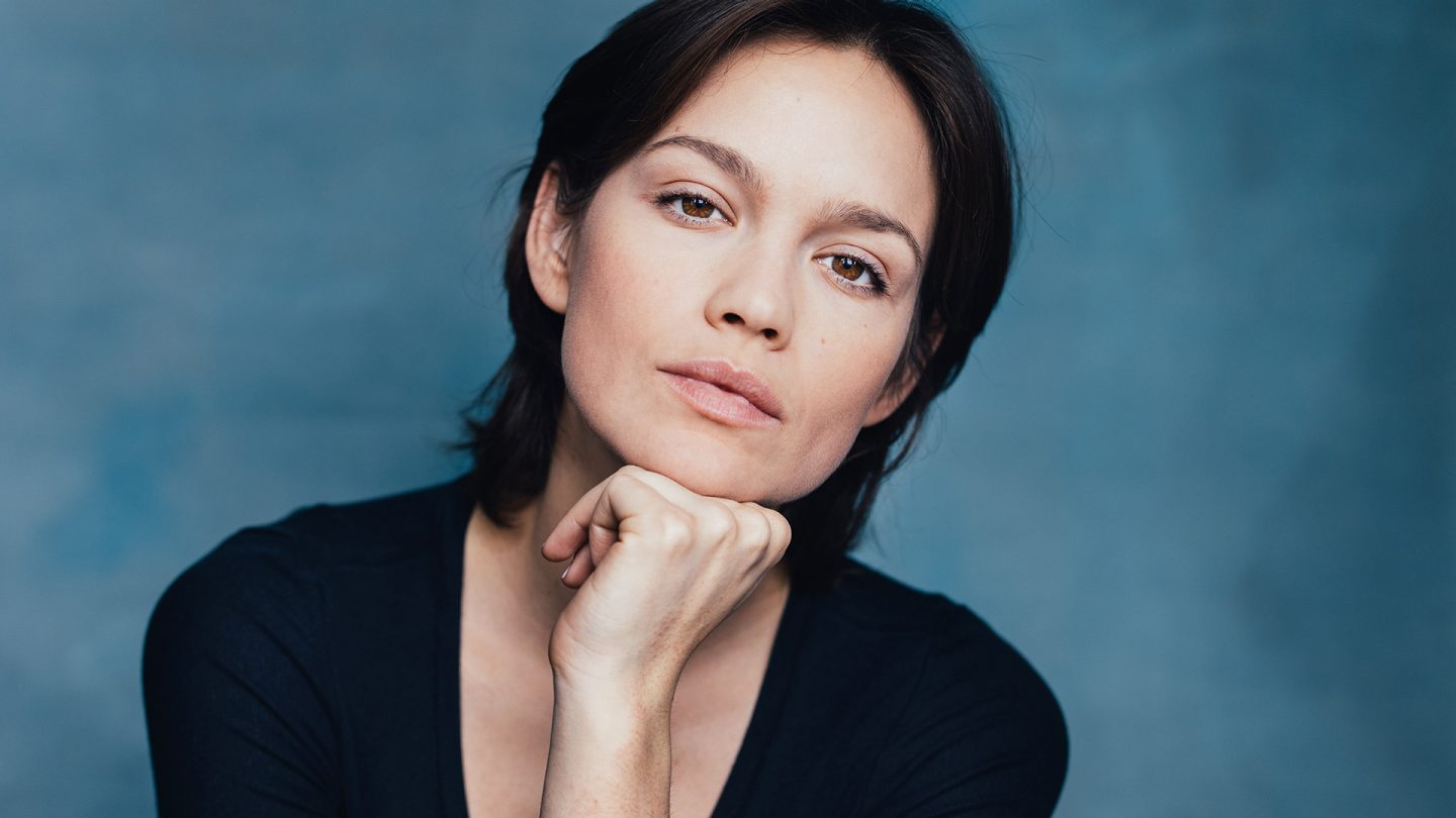 Porträt der Schauspielerin Emilia Schüle in einem dunkelblauen Oberteil