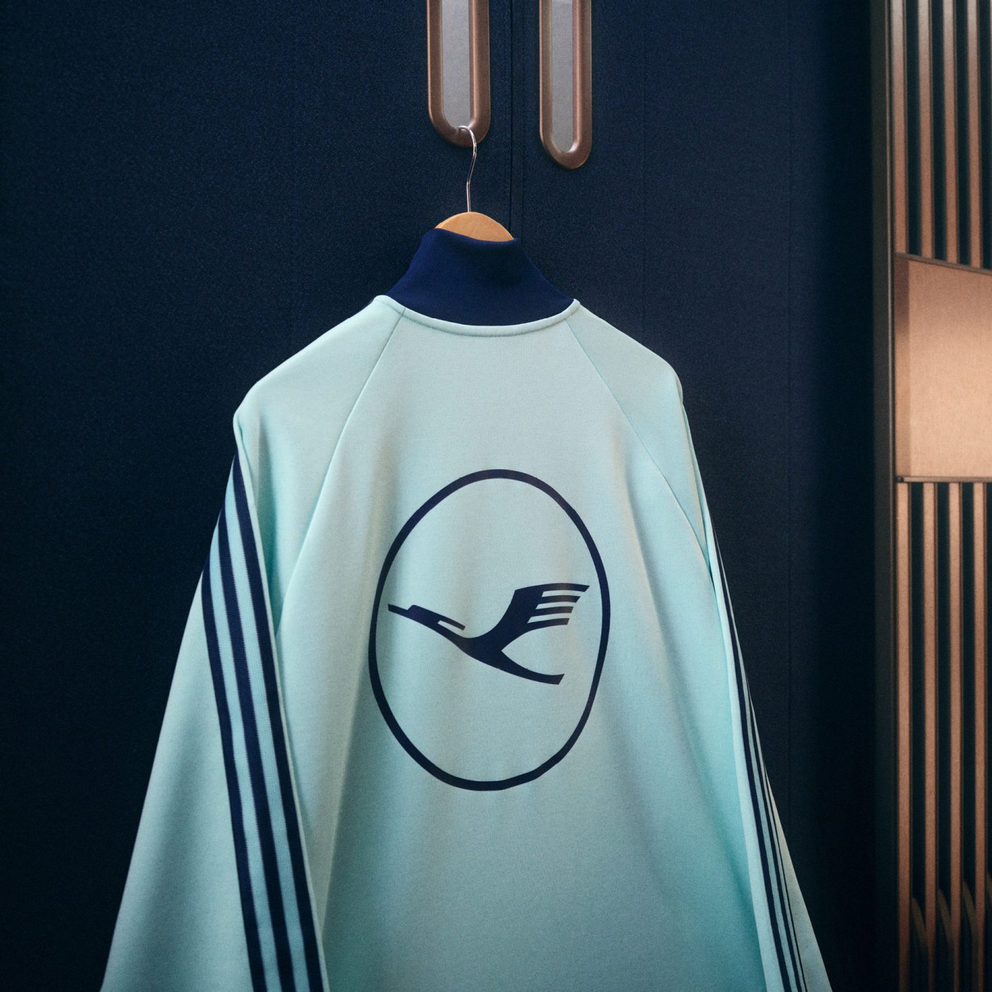 Trainingsanzug mit Lufthansa Logo hängt an einem Kleiderbügel.