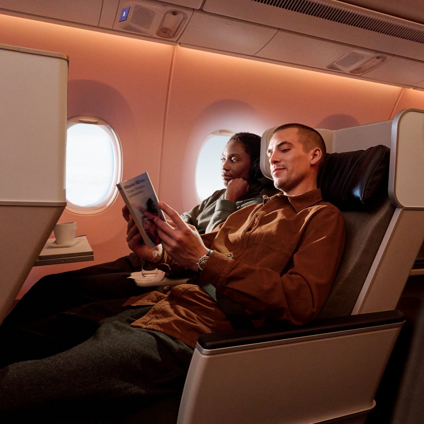 Eine Frau betritt den eleganten, modernen Lounge-Bereich des Lufthansa First Class Terminals.