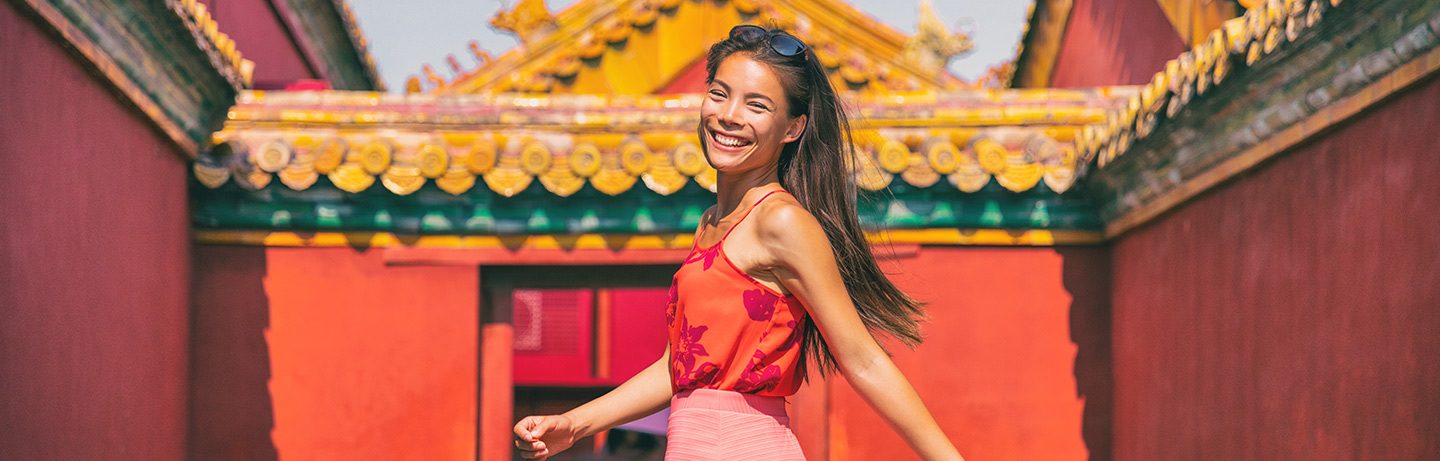 Lächelnde Frau in der Verbotenen Stadt in Peking